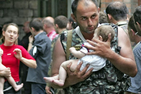 Uno Spetsnaz soccorre un bambino dopo il blitz di Beslan
