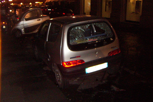 Auto danneggiata in via Pellicceria