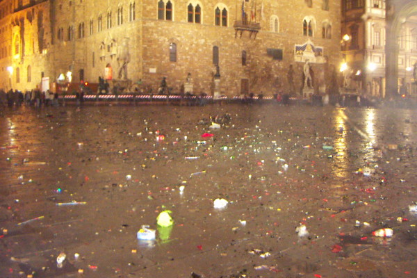 Vetri e bottiglie rotte in piazza della Signoria a Capodanno